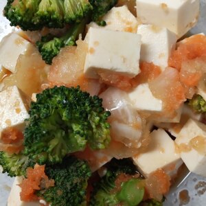 ブロッコリーと豆腐の食べるサラダごはん。